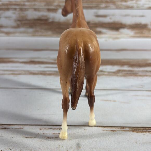 Breyer Classic Duchess 61070 Red Roan Mare – Blaze Snip Hind Socks – Chip on Ear - Picture 5 of 6